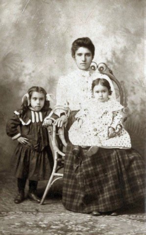 nanapanewithyoungchildrennanagengarellionlap.jpg